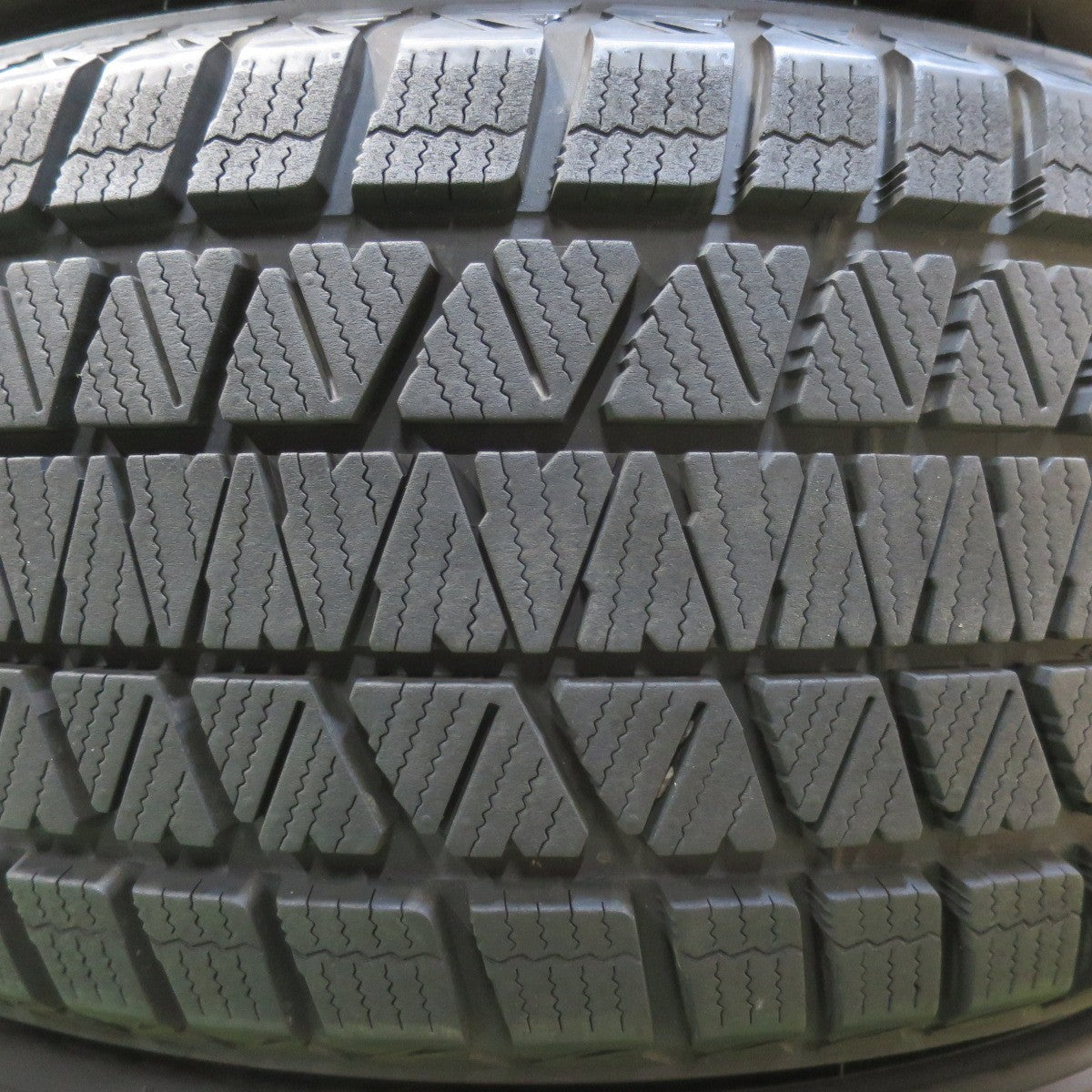 [送料無料] バリ溝！23年！9.5分★スタッドレス 255/55R18 ブリヂストン ブリザック DM-V3 タイヤ 18インチ ベンツ ポルシェ 等★4120606イスタ