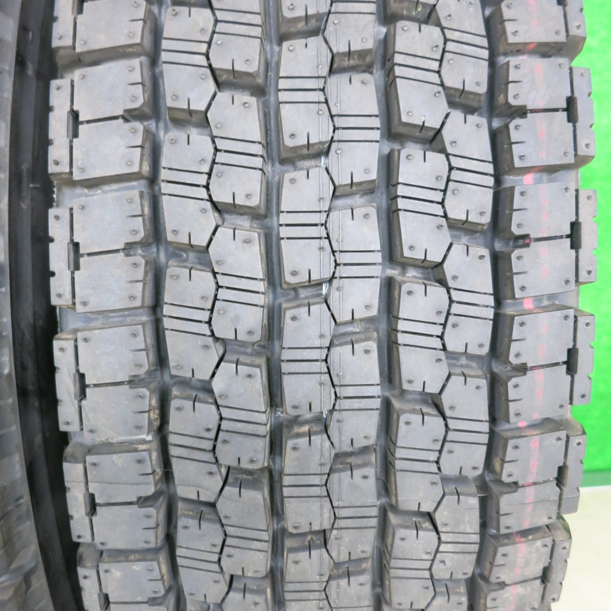 *送料無料* ほぼ未使用！23年★トラック タイヤ 225/80R17.5 123/122L スタッドレス ブリヂストン W999 17.5インチ★4072201NJスタ