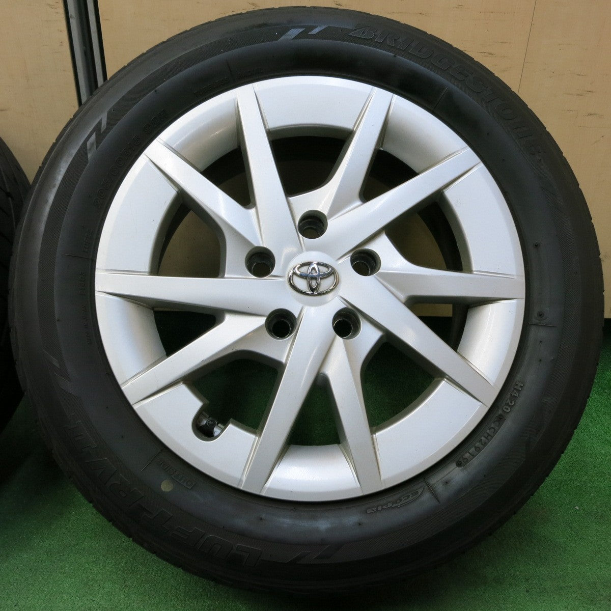 *送料無料* バリ溝！9分★トヨタ プリウスα 純正 205/60R16 ブリヂストン LUFT RV2 16インチ PCD114.3/5H★4050503IMノ