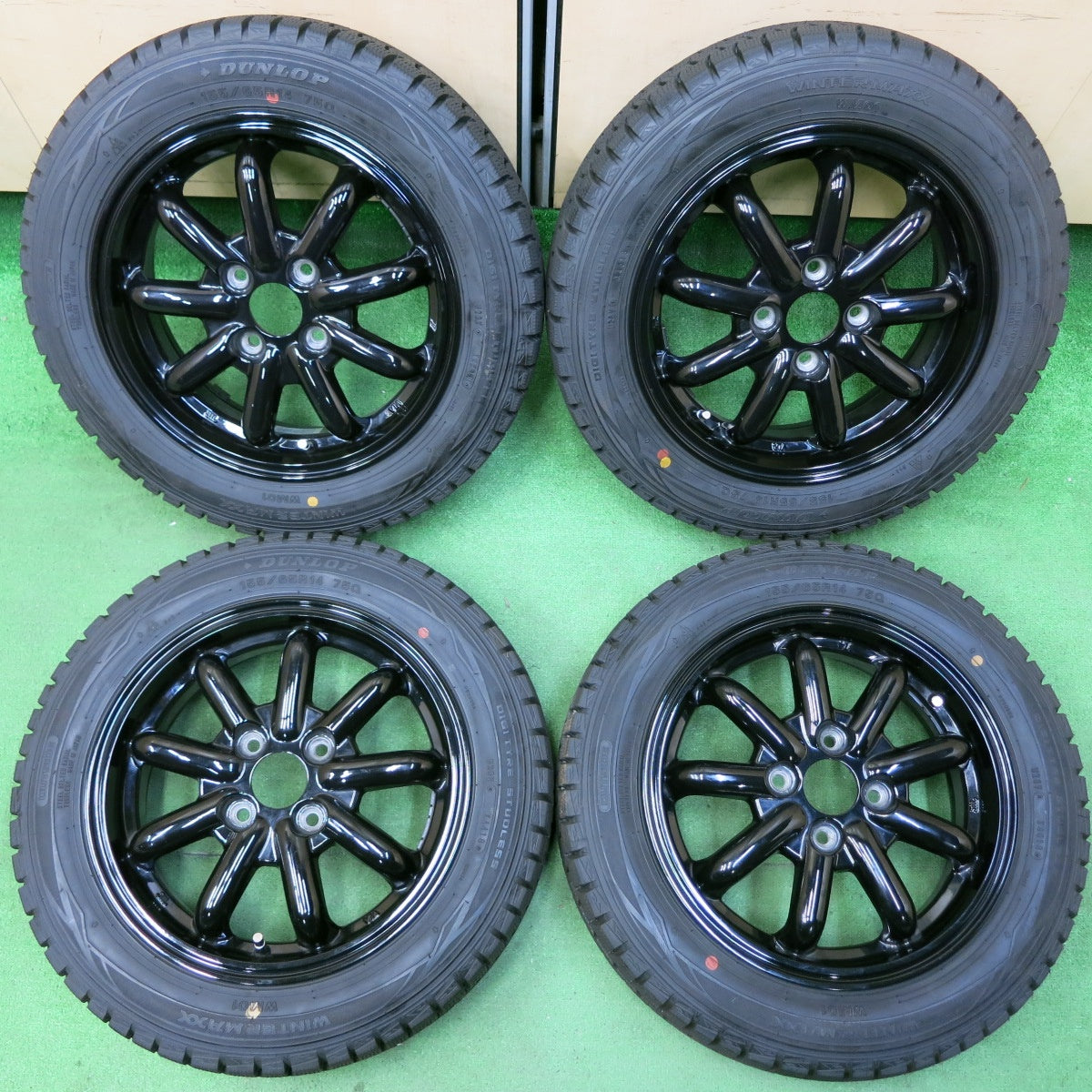 *送料無料* 超バリ溝！キレイ！ほぼ10分★スタッドレス 155/65R14 ダンロップ ウインターマックス WM01 社外 アルミ 14インチ PCD100/4H★4050309イス