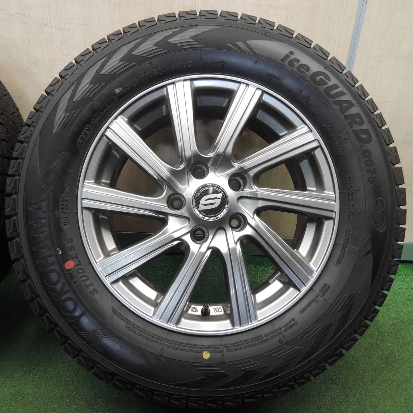 *送料無料* バリ溝！21年！綺麗！9.5分以上★スタッドレス 215/70R16 ヨコハマ アイスガード G075 STRANGER ストレンジャー PCD114.3/5H★4030605TNス