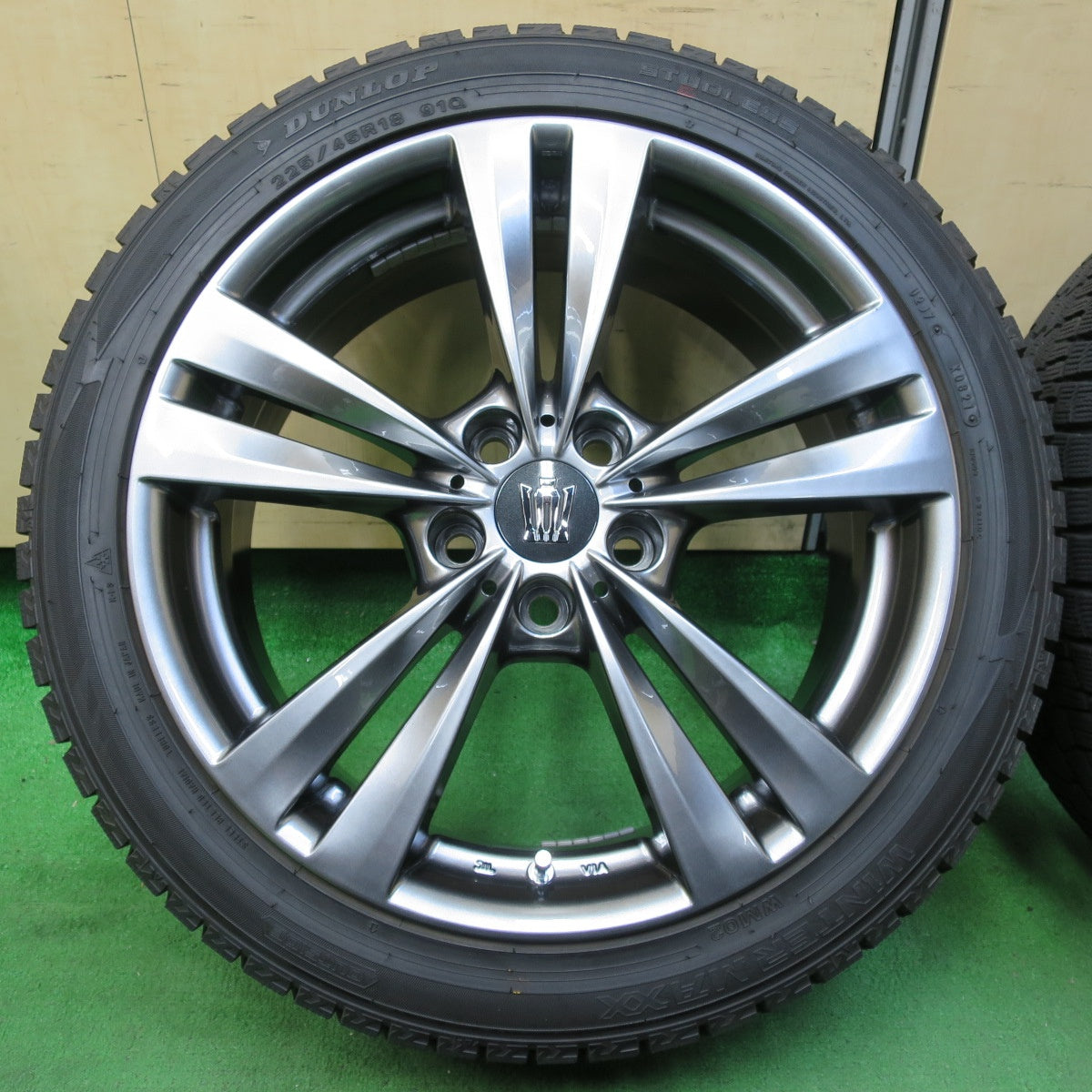 *送料無料* バリ溝！21年！キレイ！9.5分★LEHRMEISTER L-F LOUNGE 225/45R18 スタッドレス ダンロップ ウインターマックス WM02 レアマイスター PCD114.3/5H★4082704イス