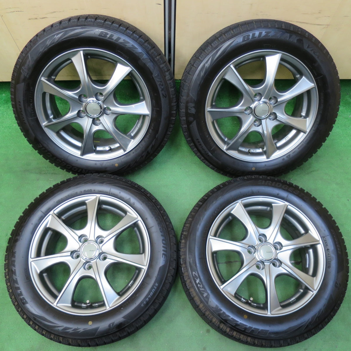 [送料無料] 超バリ溝！23年！ほぼ10分★シエンタ 等 185/60R15 スタッドレス ブリヂストン ブリザック VRX2 LEBEN レーベン 15インチ PCD100/5H★4102202イス