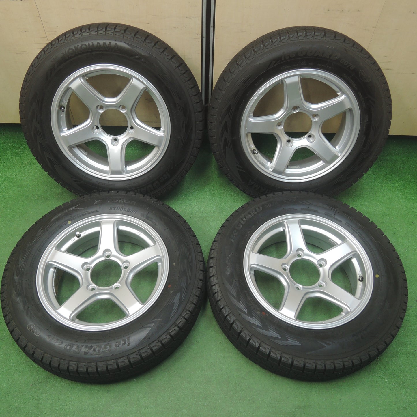 *送料無料* バリ溝！キレイ！9.5分以上★ジムニー等 175/80R16 スタッドレス ヨコハマ アイスガード G075 社外 アルミ 16インチ PCD139.7/5H★4032007SYス