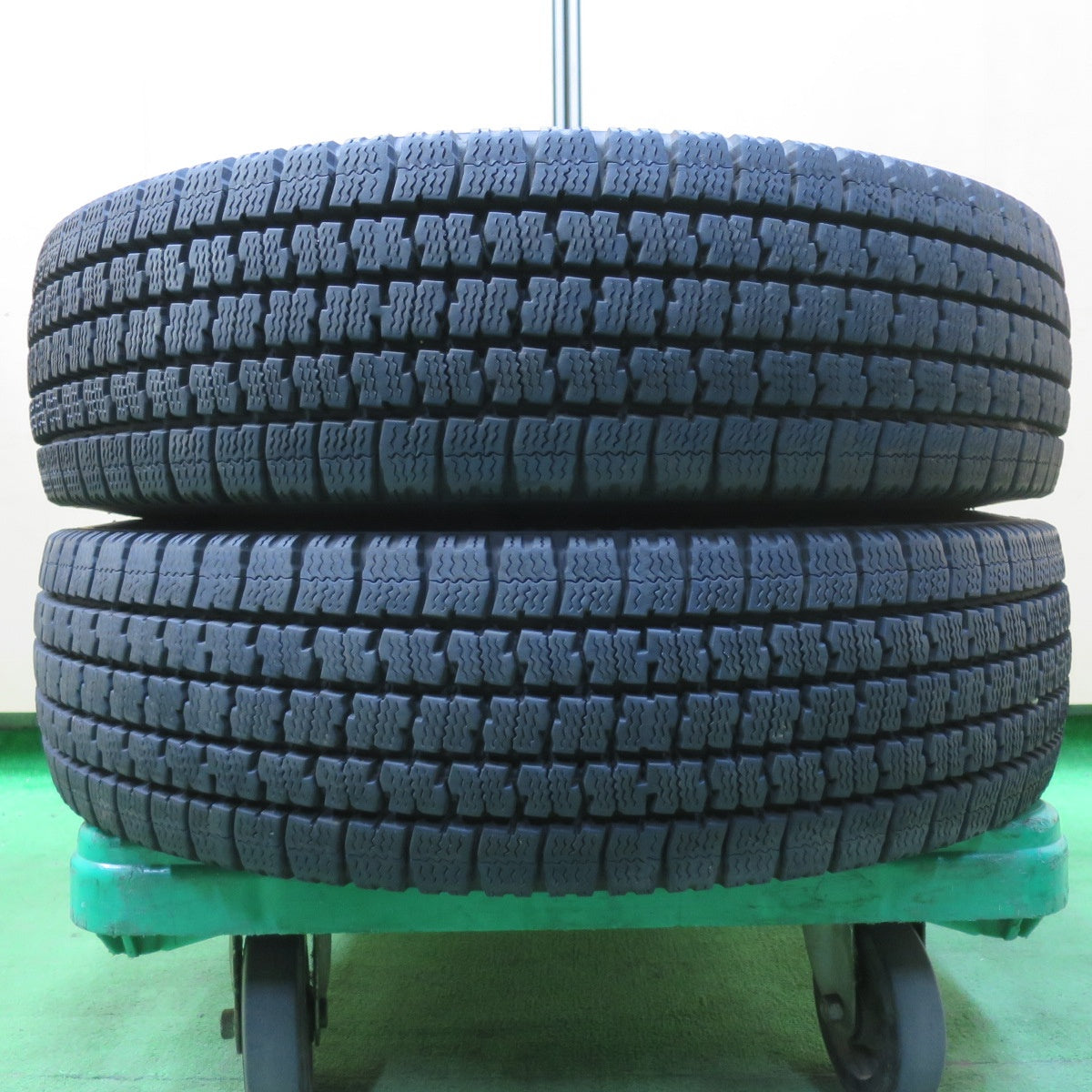 *送料無料* バリ溝！23年！8.5分★トラック タイヤ 195/85R16 114/112N スタッドレス トーヨー デルベックス M935 16インチ★4090307イスタ