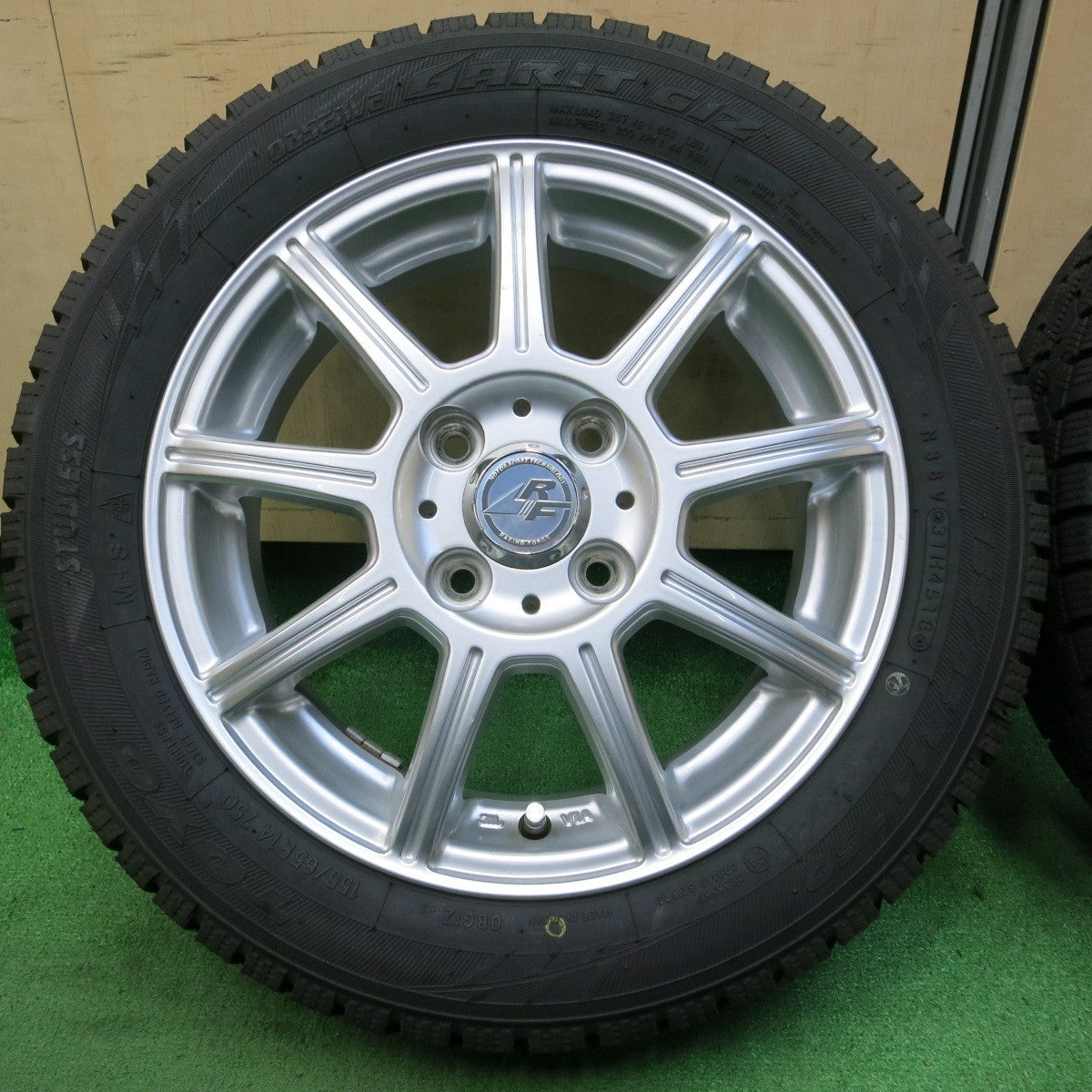 *送料無料* 超バリ溝！キレイ！ほぼ10分★スタッドレス 155/65R14 トーヨー オブザーブ ガリット GIZ RACING FORCE レーシング フォース PCD100/4H★4043001イス