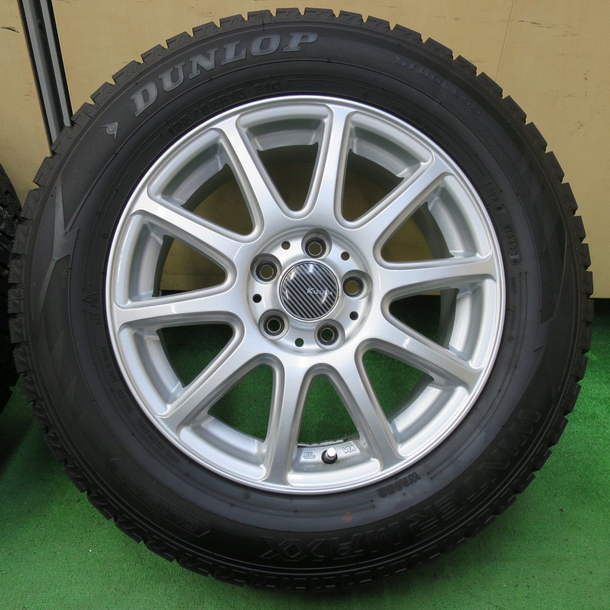 *送料無料* バリ溝！22年！キレイ！9.5分★プリウス等 195/65R15 スタッドレス ダンロップ ウインターマックス WM02 KIZUNA キズナ 15インチ PCD100/5H★4090805イス