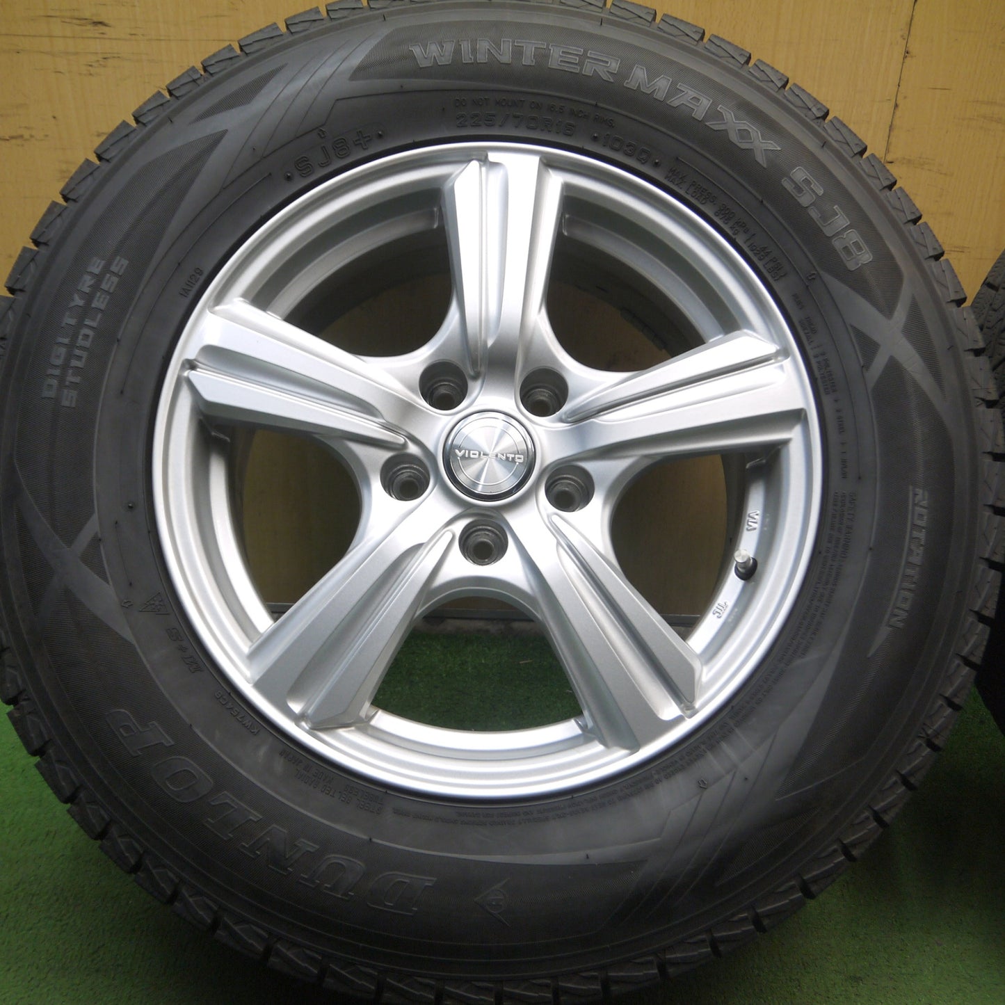 *送料無料* バリ溝！22年！綺麗！9分★スタッドレス 225/70R16 ダンロップ ウインターマックス SJ8 VIOLENTO ヴィオレント PCD114.3/5H★4062109Hス