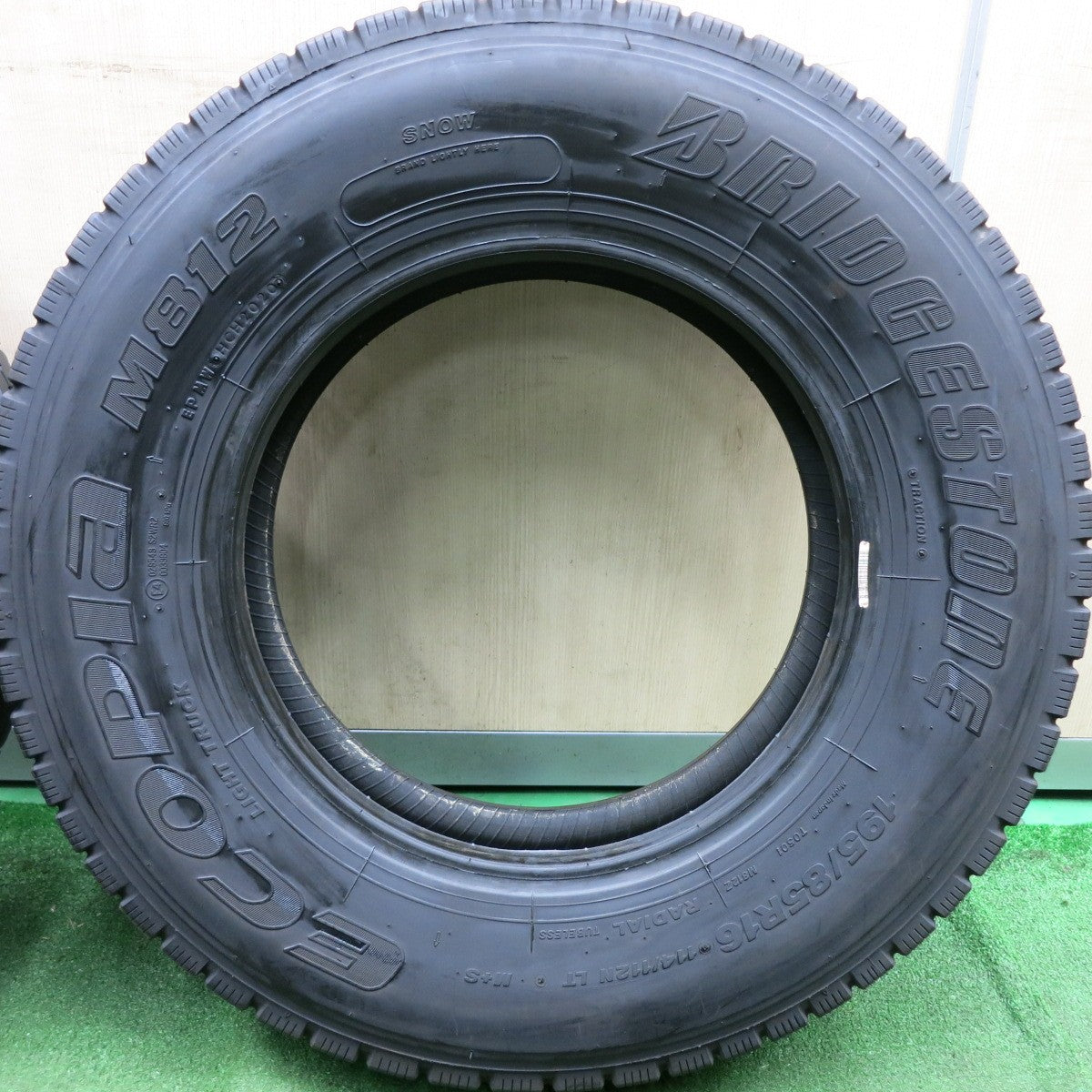 *送料無料* バリ溝！20年！8.5分★トラック タイヤ 195/85R16 114/112N ブリヂストン エコピア M812 ミックス  オールシーズン 16インチ★4071408HAノタ