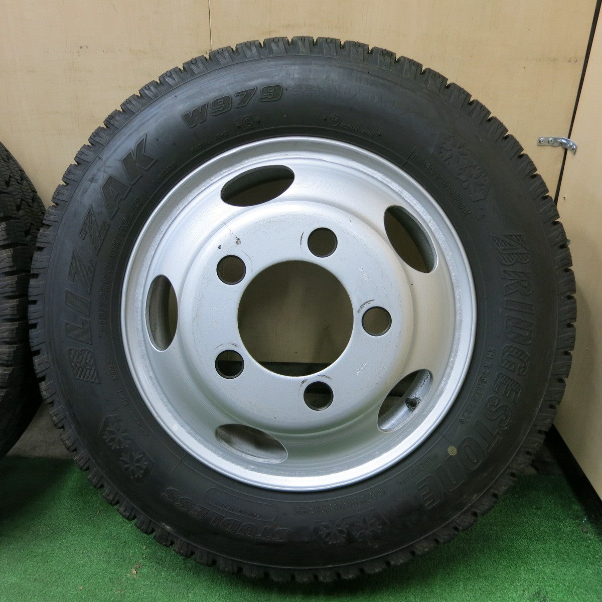 *送料無料* バリ溝！22年！9.5分以上★トラック タイヤ 215/70R17.5 118/116L スタッドレス ブリヂストン ブリザック W979 TOPY スチール PCD203.2/5H★4061702ナス