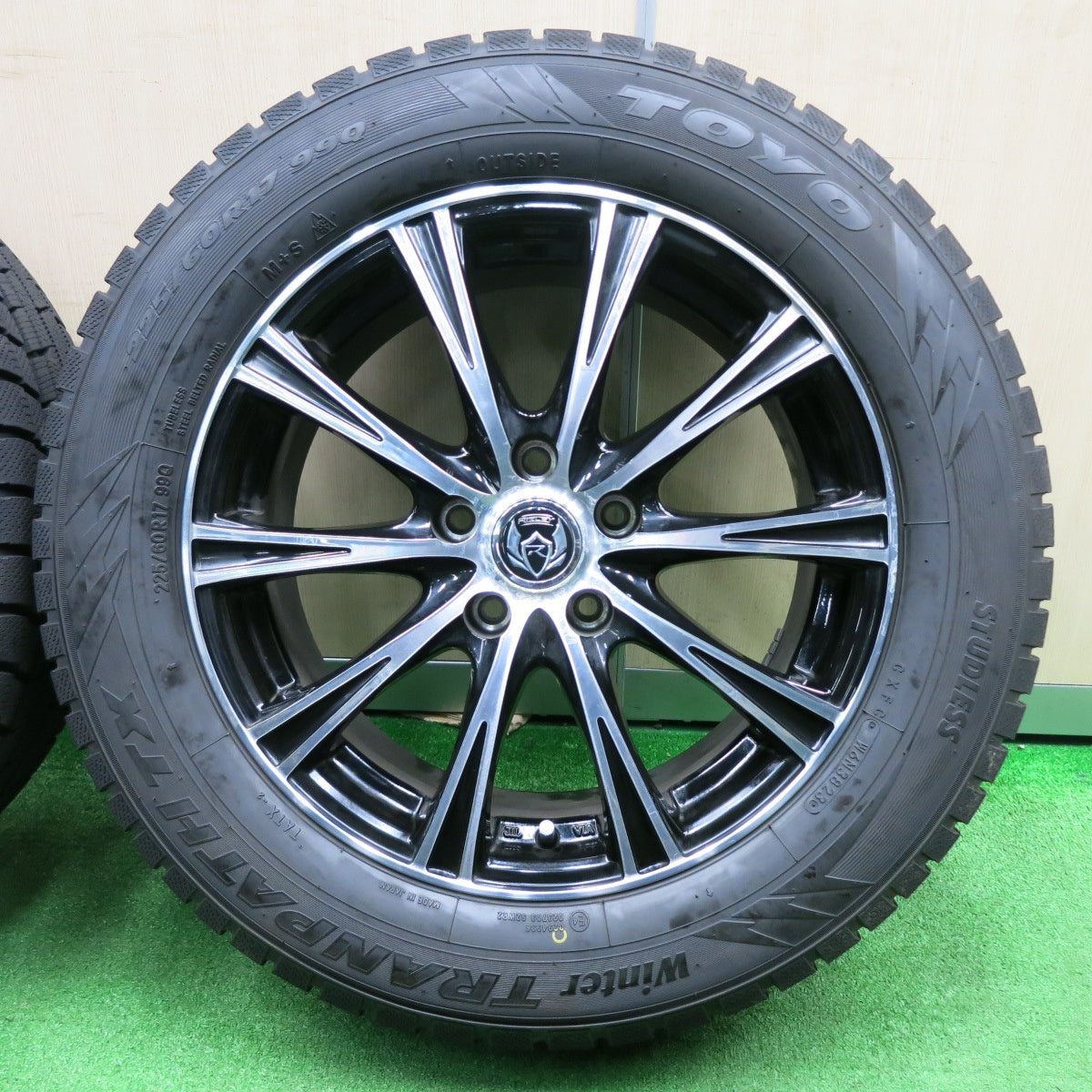 [送料無料] 超バリ溝！23年！9.5分以上★スタッドレス 225/60R17 トーヨー ウインター トランパス TX RiZLEY ライツレー 17インチ PCD114.3/5H★4111101NJス