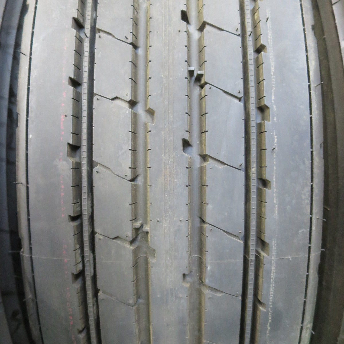 *送料無料* 新車外し！24年★トラック タイヤ 265/70R19.5 140/138J ブリヂストン R173 19.5インチ★4062406イノタ