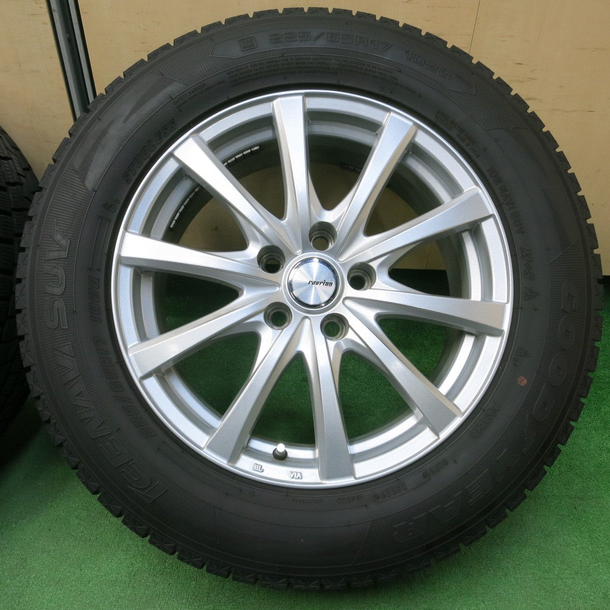 *送料無料* バリ溝！キレイ！9.5分★スタッドレス 225/65R17 グッドイヤー アイスナビ SUV ravrion RS01 ラブリオン 17インチ PCD114.3/5H★4041009イス