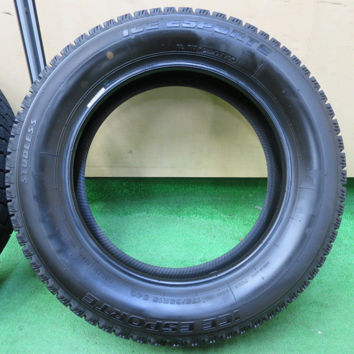 *送料無料* ほぼ未使用！23年★スタッドレス 175/65R15 アイスエスポルテ ICE ESPORTE 15インチ タイヤ アクア ヴィッツ ヤリス フィット等★4072206イスタ