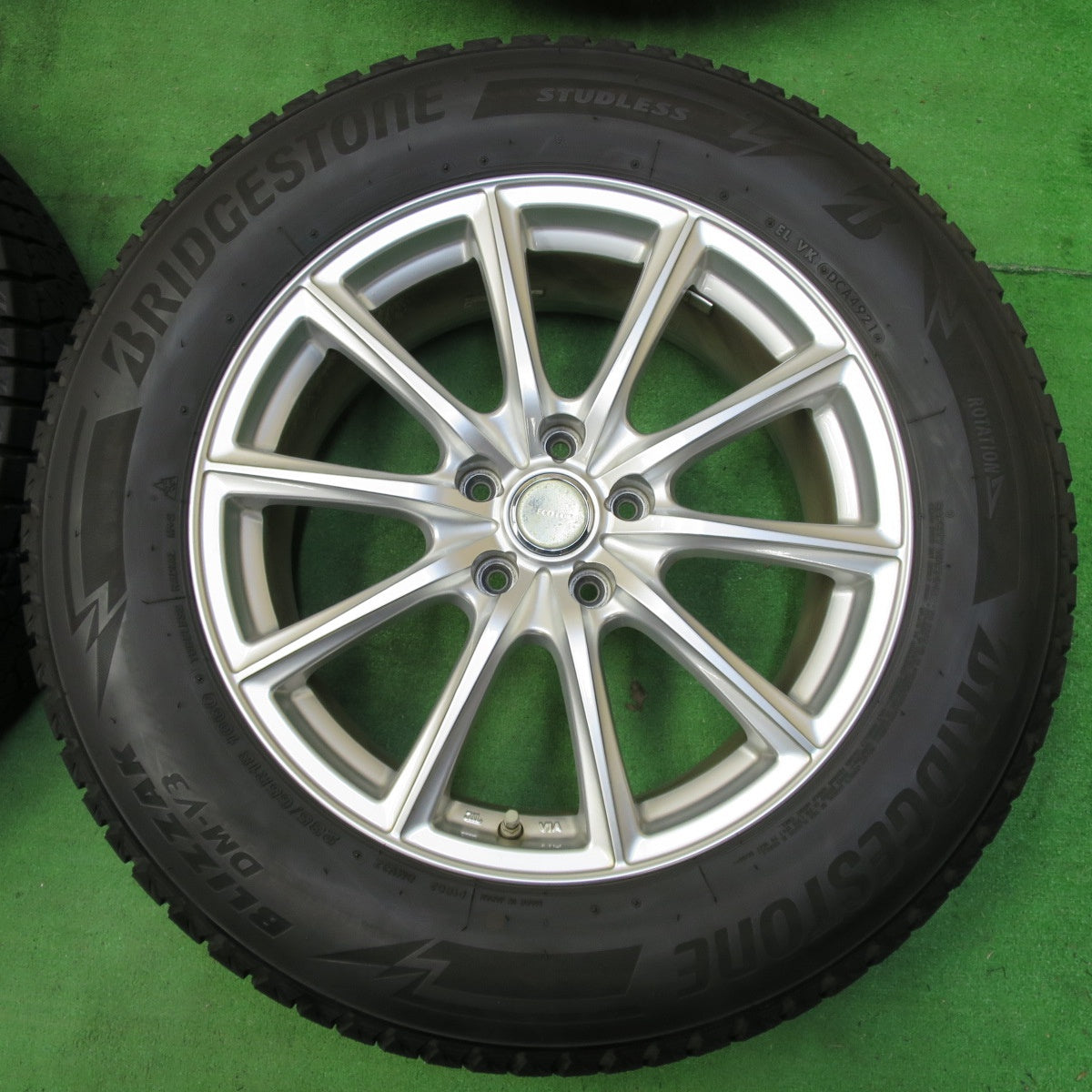 *送料無料* バリ溝！21年！キレイ！9分★スタッドレス 235/65R18 ブリヂストン ブリザック DM-V3 ECO FORME エコフォルム PCD114.3/5H★4070902イス