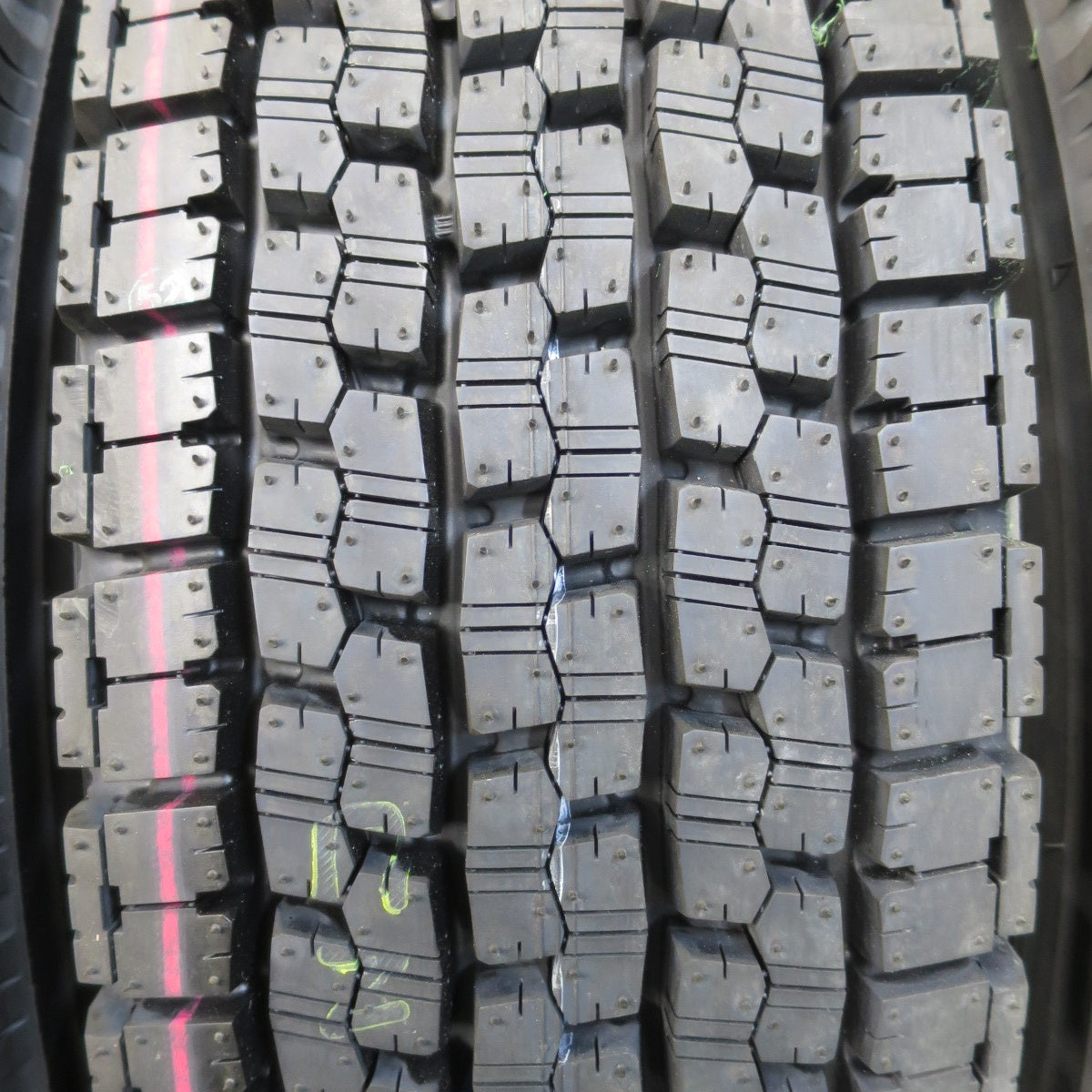 [送料無料] 未使用！24年★トラック タイヤ 225/80R17.5 123/122L スタッドレス ブリヂストン W999 17.5インチ★5012908イスタ