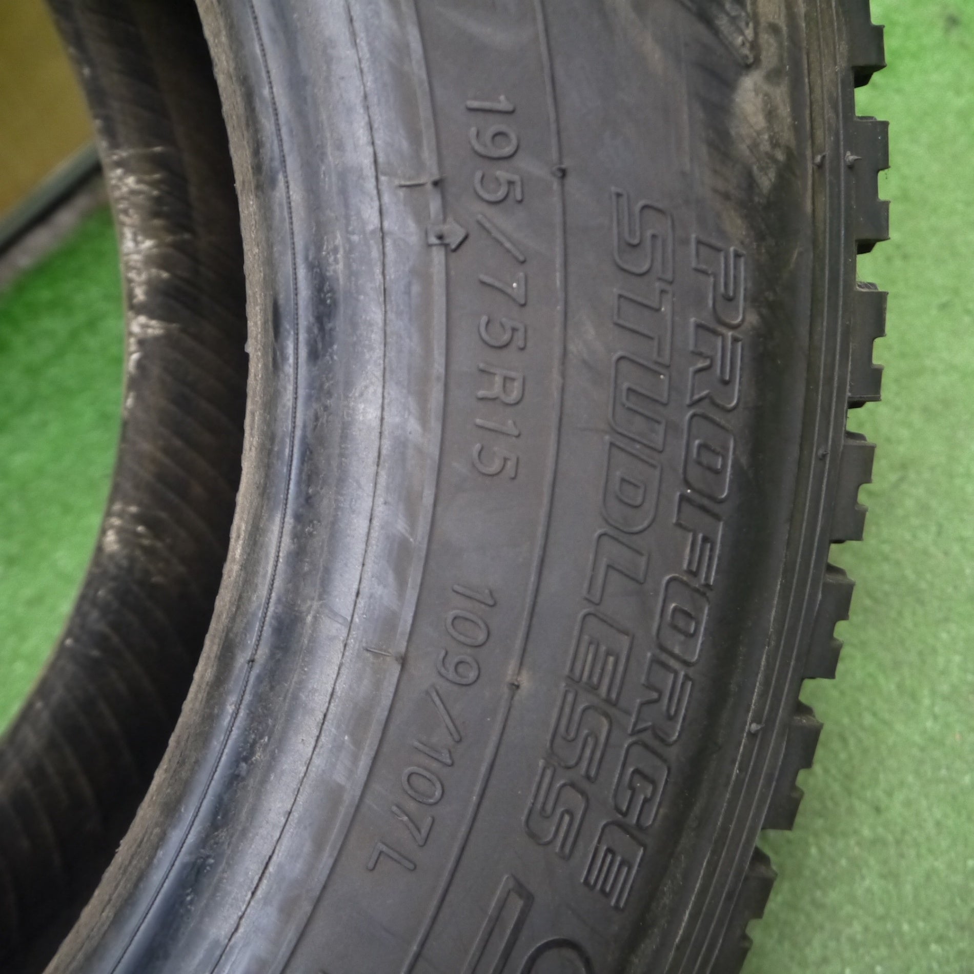 *送料無料* バリ溝！8.5分★小型 トラック バン タイヤ 195/75R15 109/107L スタッドレス ヨコハマ SY01  15インチ★4040209Hスタ