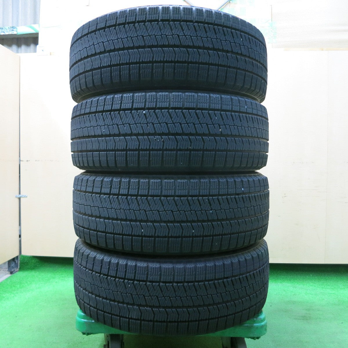 *送料無料* バリ溝！キレイ！9.5分★ワーゲン 等 GELBUT 205/55R17 スタッドレス ブリヂストン ブリザック VRX2 17インチ PCD112/5H★4041606イス