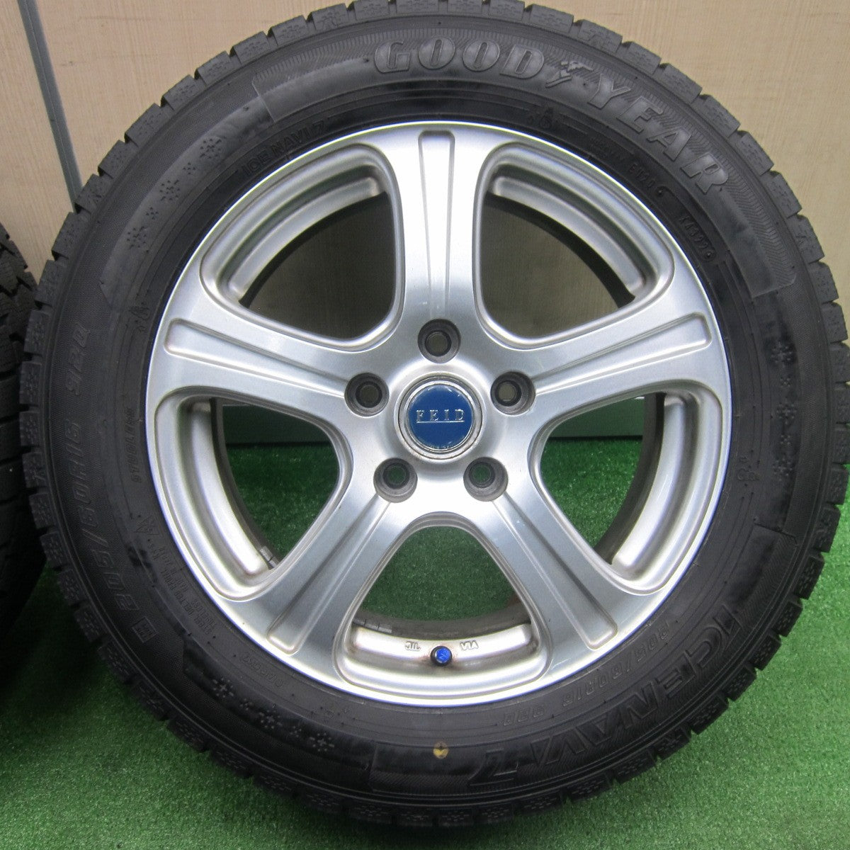 [送料無料] バリ溝！22年！キレイ！9.5分以上★スタッドレス 205/60R16 グッドイヤー アイスナビ7 FEID 16インチ PCD114.3/5H★4121406TNス