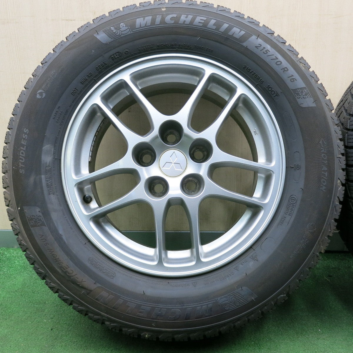 *送料無料* バリ溝！20年！8.5分★三菱 レグナム VR-4 純正 215/70R16 スタッドレス ミシュラン X-ICE SNOW SUV PCD114.3/5H★4062501NJス