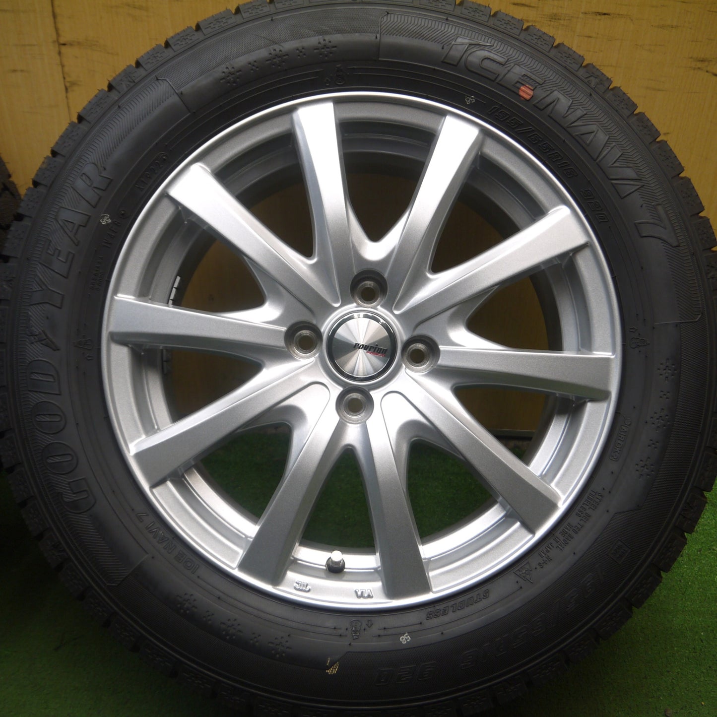 *送料無料* バリ溝！22年！綺麗！ほぼ10分★スタッドレス 195/65R16 グッドイヤー アイスナビ7 ravrion RS01 ラブリオン 16インチ PCD100/4H★4043005Hス