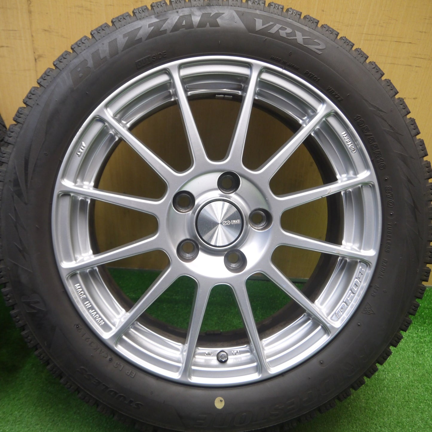 [送料無料] バリ溝！キレイ！9.5分★MINI 等 ENKEI PF03 195/55R16 スタッドレス ブリヂストン ブリザック VRX2 エンケイ 16インチ PCD112/5H★5012109Hス