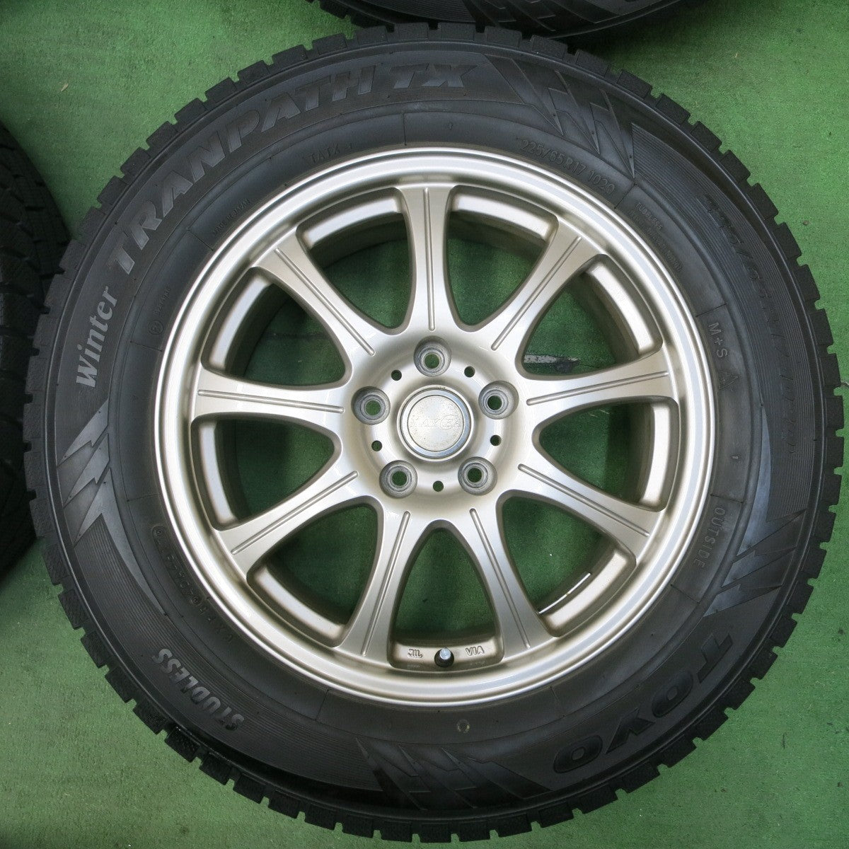 [送料無料] バリ溝！キレイ！9.5分★スタッドレス 225/65R17 トーヨー ウインター トランパス TX LAYCEA レイシア 17インチ PCD114.3/5H★4111904SYス