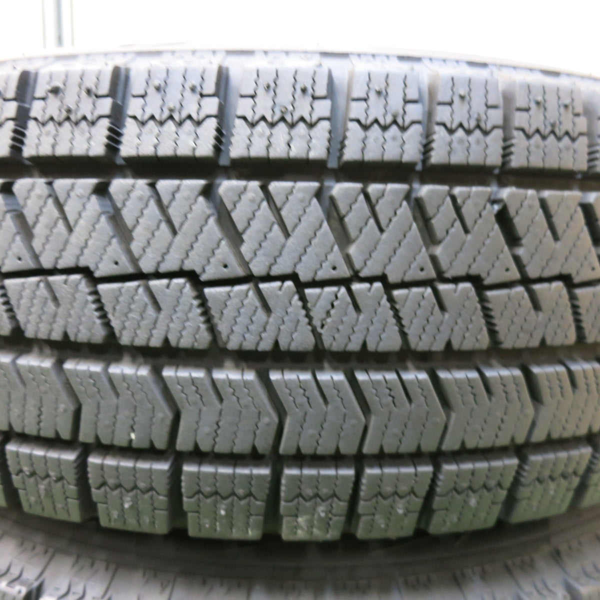 [送料無料] バリ溝！23年！キレイ！9.5分以上★スタッドレス 185/70R14 ブリヂストン ブリザック VRX2 BALMINUM バルミナ 14インチ PCD100/4H★4121112SYス