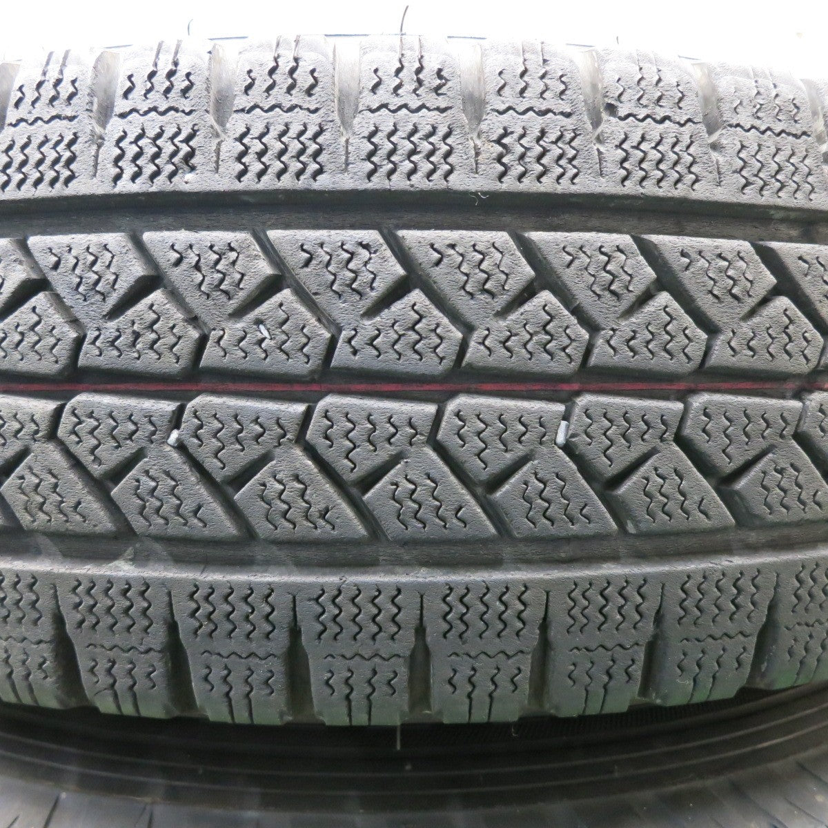 *送料無料* バリ溝！キレイ！8.5分★ハイエース等 KEELER 195/80R15 スタッドレス ブリヂストン ブリザック VL1 キーラー 15インチ PCD139.7/6H★4031807NJス