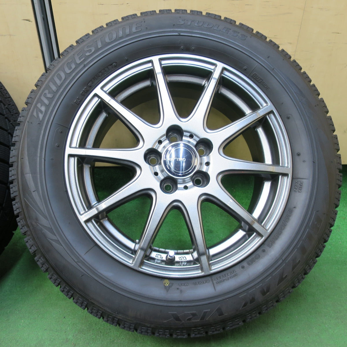 [送料無料] バリ溝！キレイ！8.5分★プリウス 等 195/65R15 スタッドレス ブリヂストン ブリザック VRX TIRO 15インチ PCD100/5H★4121208イス