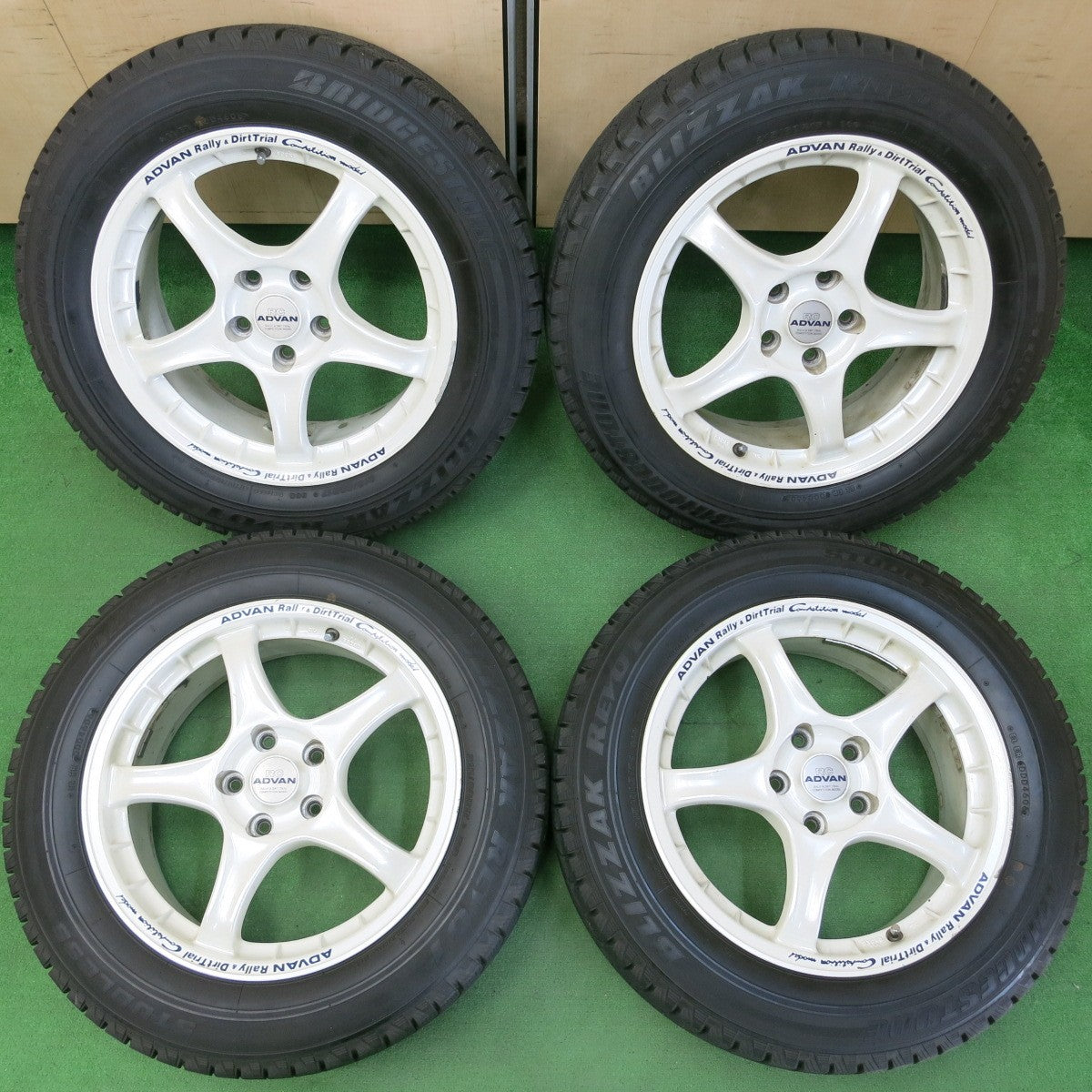 *送料無料* バリ溝！9.5分以上★RC ADVAN Rally&DirtTrial 215/60R17 スタッドレス ブリヂストン ブリザック REVO1 PCD114.3/5H★4042606イス