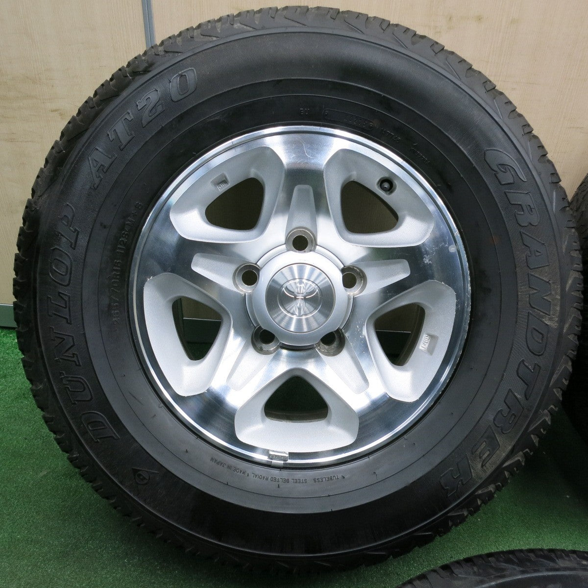 *送料無料* 新車外し★トヨタ 再販 復刻 70 ランクル 純正 265/70R16 ダンロップ AT20 グラントレック 16インチ PCD150/5H★4032503TNノ