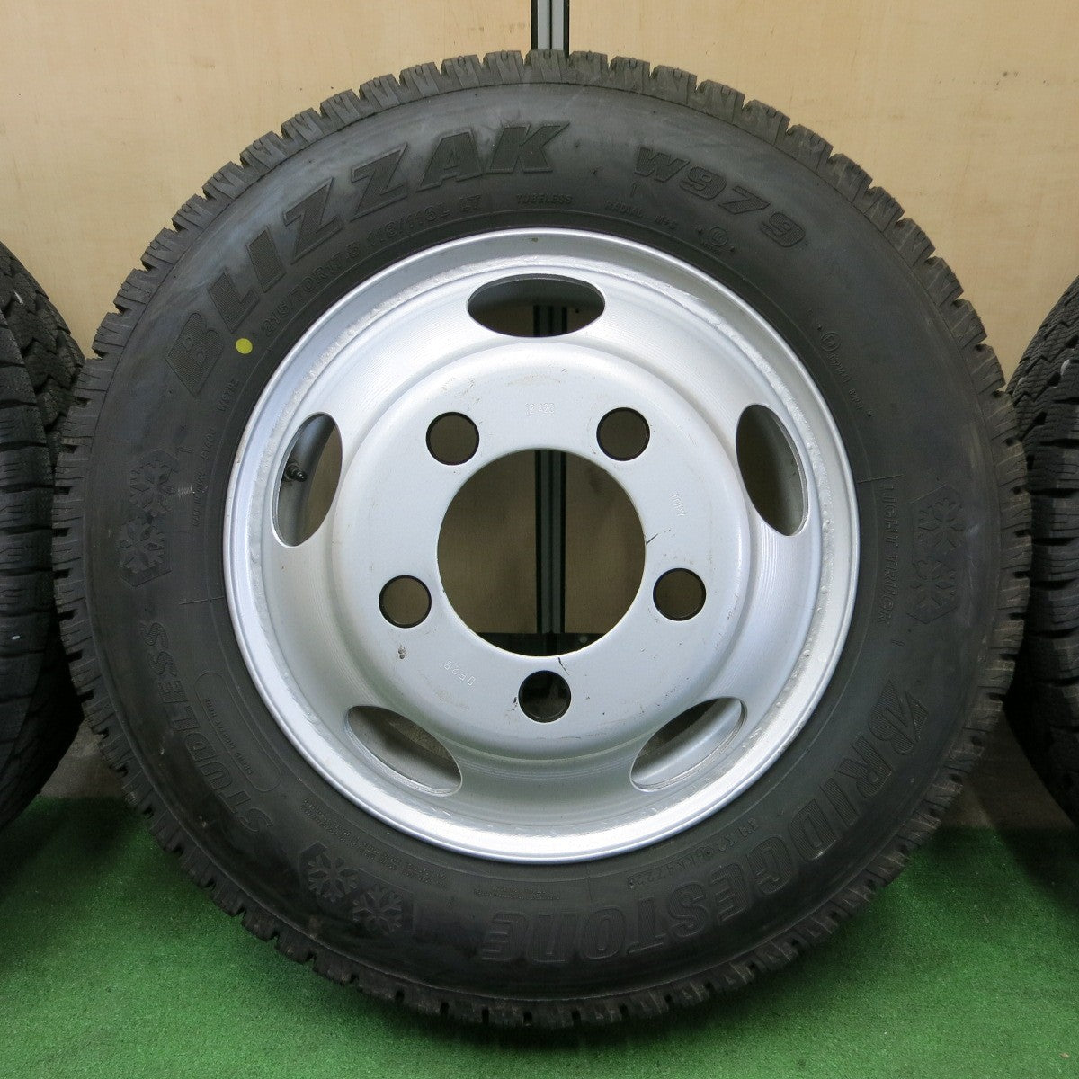 *送料無料* バリ溝！22年！9.5分以上★トラック タイヤ 215/70R17.5 118/116L スタッドレス ブリヂストン ブリザック W979 TOPY スチール PCD203.2/5H★4061702ナス