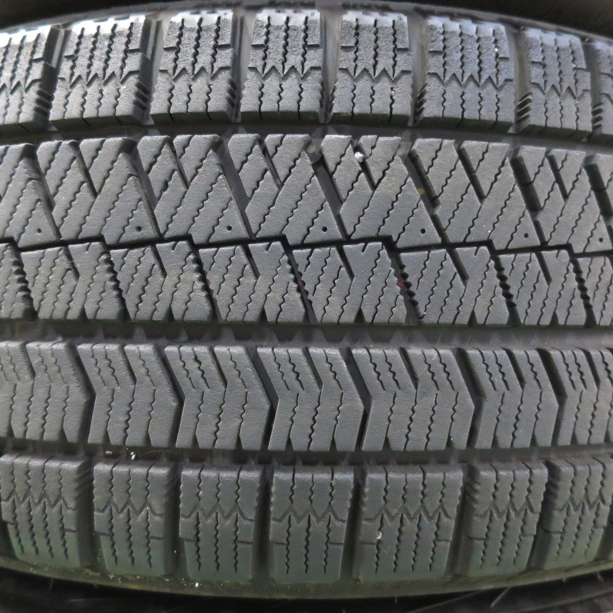 *送料無料* バリ溝！21年！9.5分★スタッドレス 215/60R16 ブリヂストン ブリザック VRX2 FEID 16インチ PCD114.3/5H★4062706イス