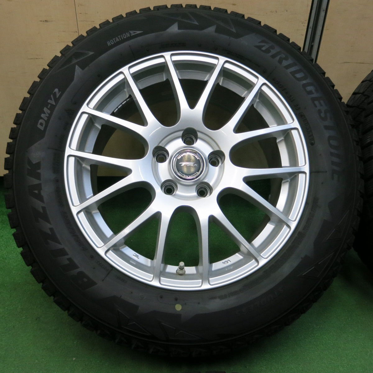 *送料無料* バリ溝！キレイ！8.5分★スタッドレス 225/65R17 ブリヂストン ブリザック DM-V2 TOPRUN トップラン 17インチ  PCD114.3/5H★4041605イス