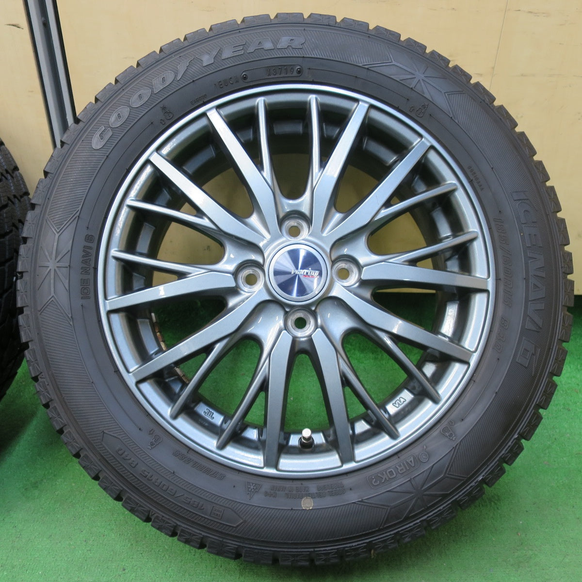 [送料無料] バリ溝！キレイ！ほぼ10分★スタッドレス 185/60R15 グッドイヤー アイスナビ6 ravrion RM01 ラブリオン 15インチ PCD100/4H★4110303イス