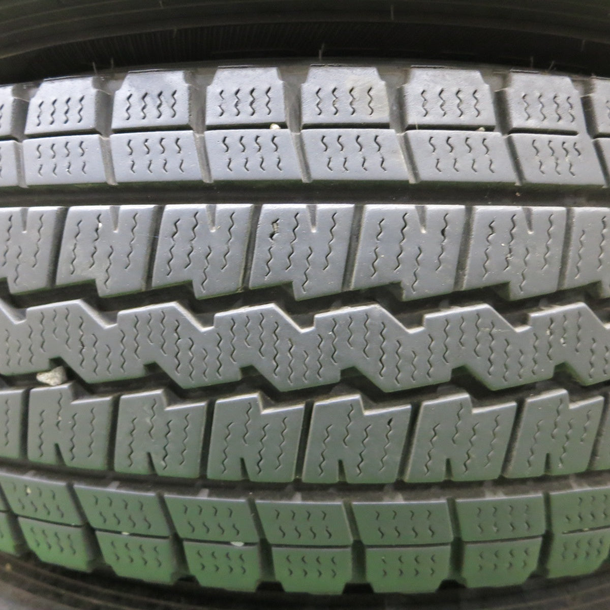 *送料無料* バリ溝！9.5分★ハイエース等 KYOHO 共豊 弐百式 195/80R15 スタッドレス ダンロップ ウインターマックス SV01 PCD139.7/6H★4070902ナス