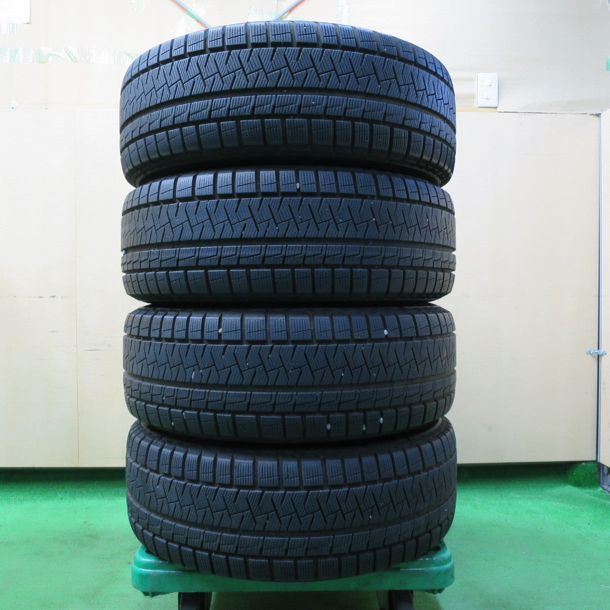 *送料無料* バリ溝！21年！キレイ！ほぼ10分★スタッドレス 215/60R17 ピレリ アイスアシンメトリコ プラス BALMINUM バルミナ 17インチ PCD114.3/5H★4061101イス