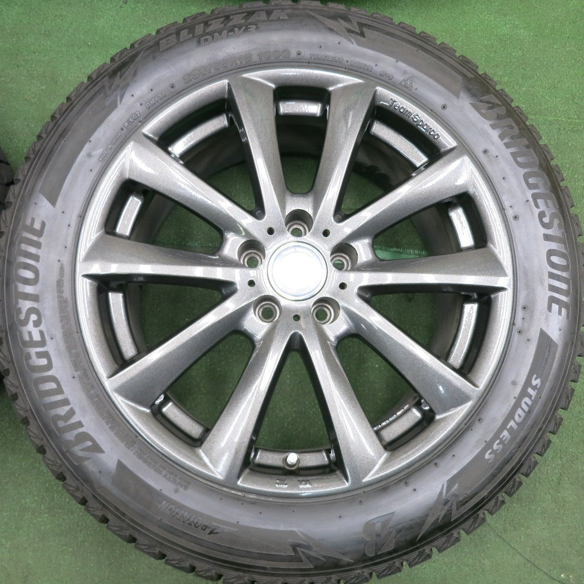 *送料無料* バリ溝！キレイ！9.5分★ワーゲン アウディ等 235/55R18 Team Sparco スタッドレス ブリヂストン ブリザック DM-V3 チームスパルコ PCD112/5H★4053104HAス