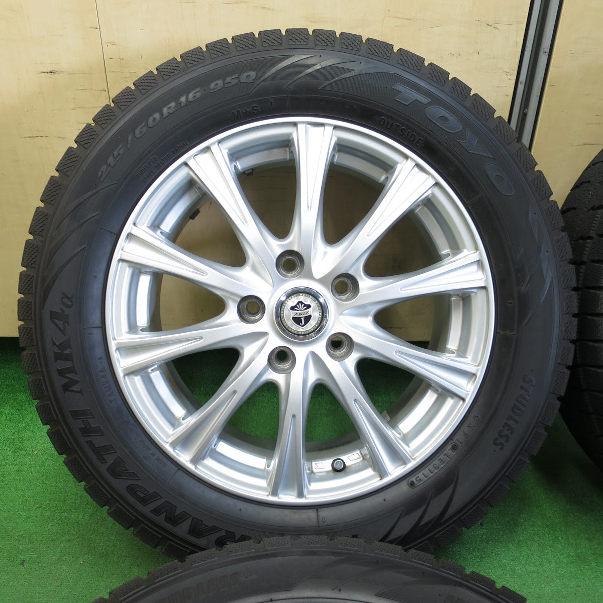 *送料無料* バリ溝！キレイ！9.5分★スタッドレス 215/60R16 トーヨー ウインタートランパス MK4α JOKER ジョーカー 16インチ PCD114.3/5H★4042206KMス