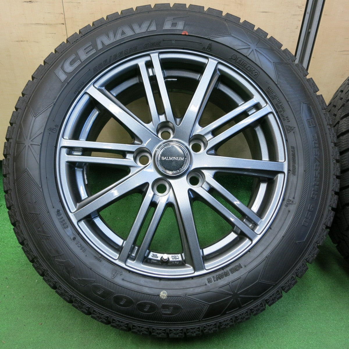 *送料無料* バリ溝！キレイ！9.5分以上★スタッドレス 205/65R16 グッドイヤー アイスナビ6 BALMINUM バルミナ 16インチ PCD114.3/5H★4051104イス