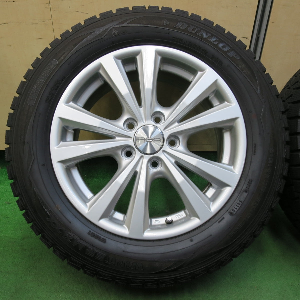 [送料無料] バリ溝！キレイ！ほぼ10分★アウディ ワーゲン 等 AGA DORF 215/60R16 スタッドレス ダンロップ ウインターマックス WM01 16インチ PCD112/5H★4121102イス