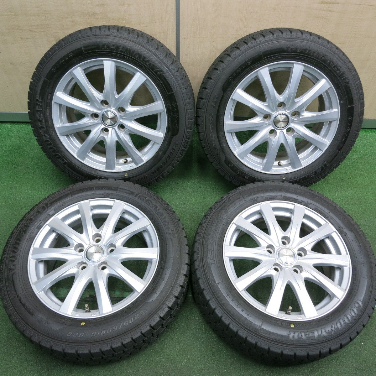 *送料無料* バリ溝！キレイ！9.5分以上★スタッドレス 205/60R16 グッドイヤー アイスナビ7 ravrion RS01 ラブリオン 16インチ PCD114.3/5H★4042010HAス