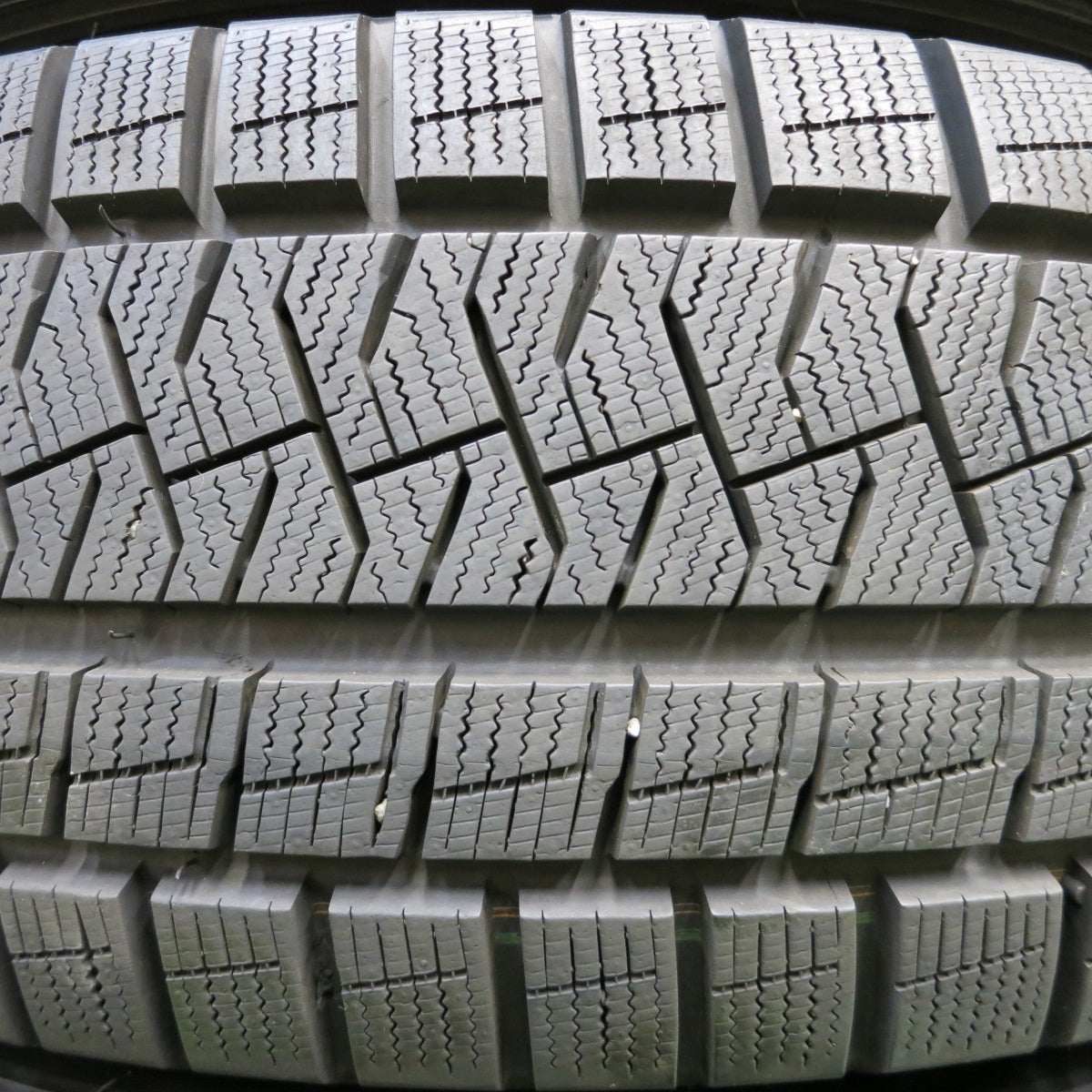 *送料無料* バリ溝！キレイ！ほぼ10分★スタッドレス 215/65R16 ピレリ アイスアシンメトリコ TEAD テッド 16インチ PCD114.3/5H★4051606イス