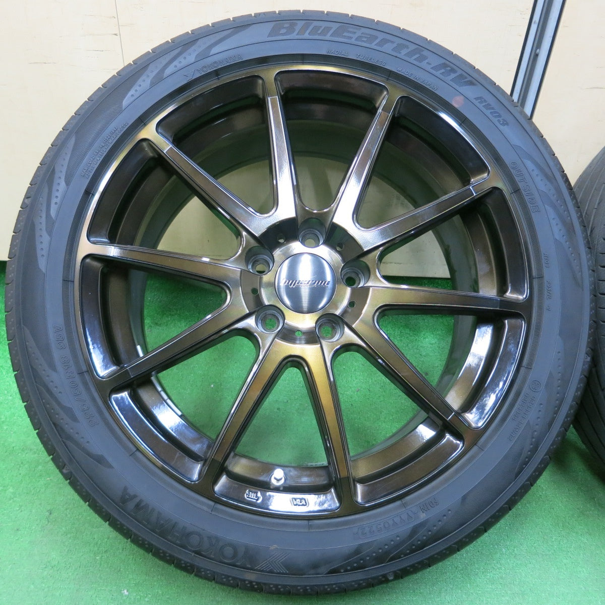 *送料無料* バリ溝！22年！キレイ！9.5分★ハイペリオン 225/50R18 ヨコハマ BluEarth-RV RV03 hyperion CVX 18インチ PCD114.3/5H★4041307イノ