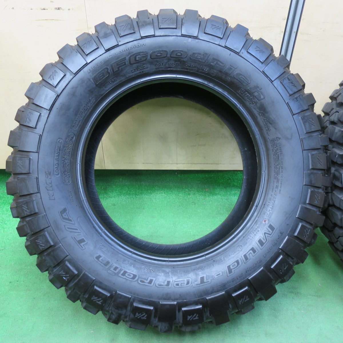 [送料無料] バリ溝！23年！9.5分★255/75R17 111/108Q BFグッドリッチ Mud-Terrain T/A KM2 タイヤ 17インチ ランクル プラド ジープ ラングラー 等★4101105イノタ