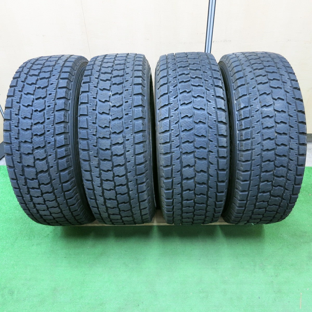 *送料無料* バリ溝！キレイ！9分★JEEP ジープ JK ラングラー 純正 265/65R17 スタッドレス グッドイヤー WRANGLER  IP/N PCD127/5H★4062601ナス