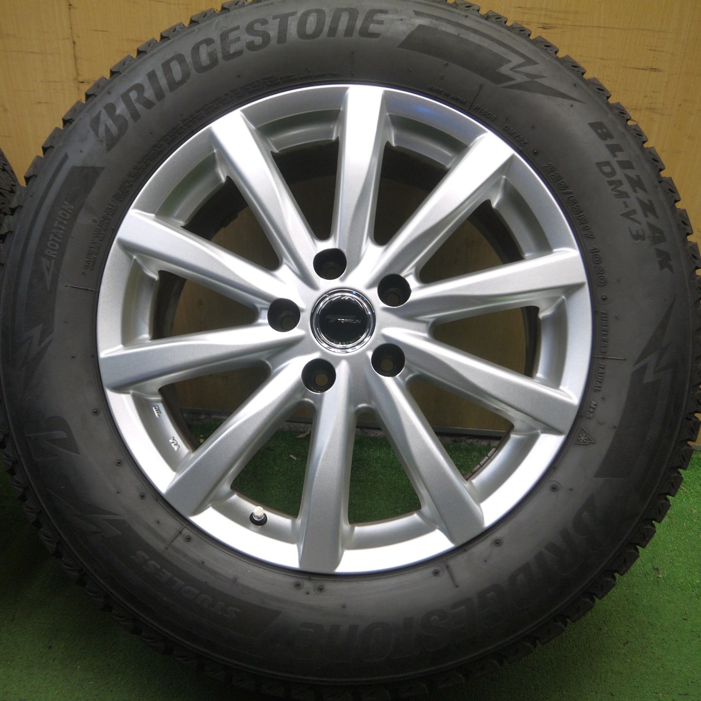 *送料無料* バリ溝！キレイ！8.5分★スタッドレス 225/65R17 ブリヂストン ブリザック DM-V3 TOPRUN トップラン 17インチ PCD114.3/5H★4040907Hス