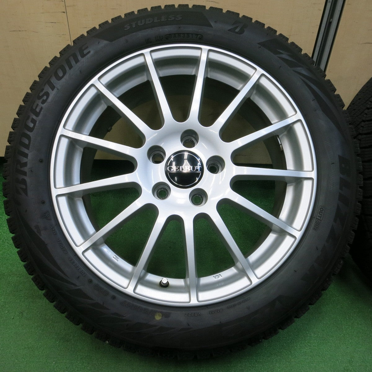 *送料無料* バリ溝！キレイ！9.5分★ワーゲン 等 GELBUT 205/55R17 スタッドレス ブリヂストン ブリザック VRX2 17インチ PCD112/5H★4041606イス