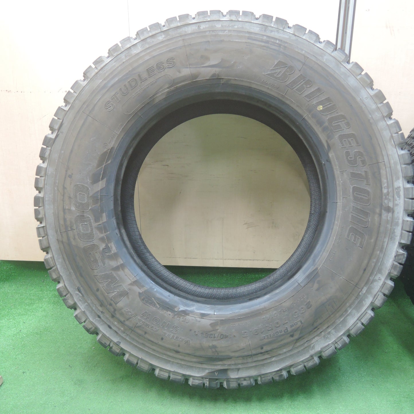 *送料無料* バリ溝！23年！9分★トラック タイヤ 265/70R19.5 140/138J スタッドレス ブリヂストン W900 19.5インチ★4042408KMスタ